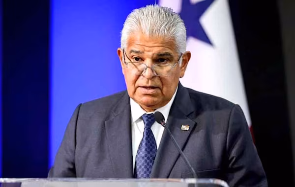 El presidente de la República de Panamá, José Raúl Mulino, ha vetado y devuelto a la Asamblea Nacional dos iniciativas de ley: el proyecto 226 de 2025, que modifica y adiciona artículos a la Ley 6 de 1987 respecto a beneficios a jubilados, pensionados y la tercera edad; y el proyecto 594, que modifica y adiciona artículos a la Ley 49 de 1984, que dicta el Reglamento Interno de la Asamblea Nacional. En una carta dirigida a la presidenta del Órgano Legislativo, diputada Shirley Castañedas, el mandatario plantea que, aunque el proyecto de ley 226 persigue un objetivo social legítimo, sus disposiciones vulneran lo establecido en la legislación y en la Constitución Nacional.