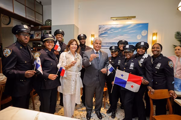 El presidente de la República de Panamá, José Raúl Mulino, y la primera dama, Maricel Cohen de Mulino, recibieron recientemente a nueve panameños que forman parte de la Policía de Nueva York. Este encuentro se dio en el ámbito de la ceremonia de designación de varios tramos de la avenida Franklin, en Crown Heights de Brooklyn, como “Little Panama Way”. Durante el desarrollo de esta actividad, se destacó que, unos 200 panameños o descendientes están listados dentro del pie de fuerza de esta institución policial.