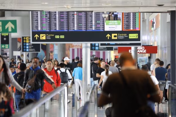 El aeropuerto mantiene un fuerte perfil de conexión internacional.