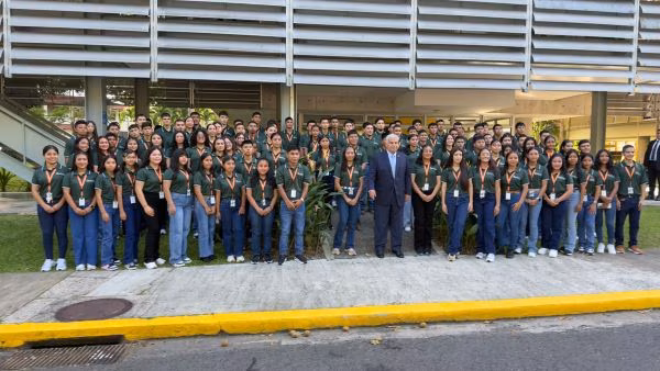 100 estudiantes becados de distintas provincias