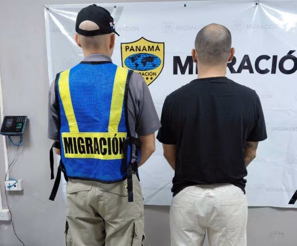 El ciudadano tiene una notificación azul de INTERPOL.