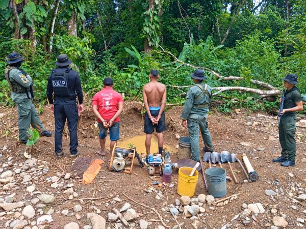 Los sujetos levantaron un campamento.