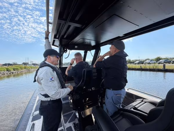 La nave, equipada con radar, cámara infrarroja, sistemas de comunicación.