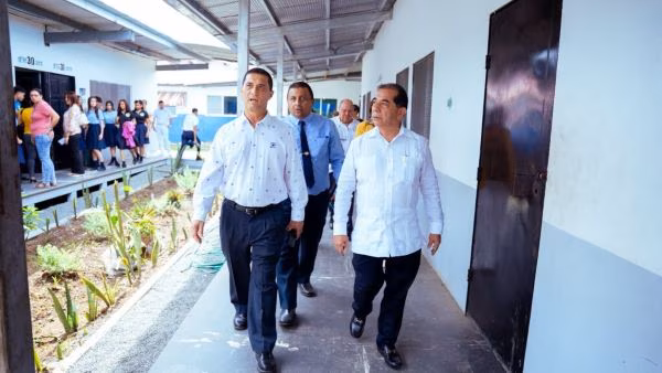 El Ministro recorrió varios centros escolares en Los Santos.