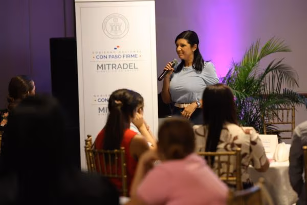 Mujeres se capacitan para adquirir un empleo.