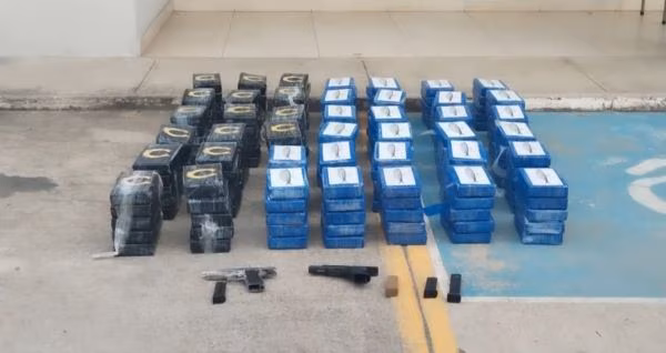 Los aprehendidos y los indicios decomisados fueron puestos a disposición de las autoridades.