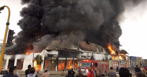 Al menos 70 bomberos participaron en este operativo.
