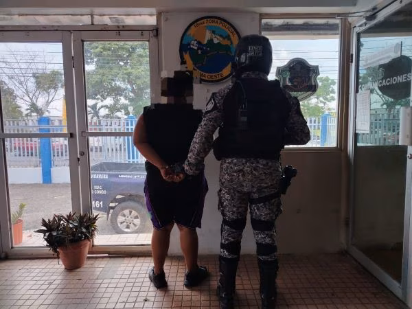 Decomiso de arma de fuego y droga.