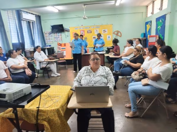 Padres acuden a jornada de orientación.