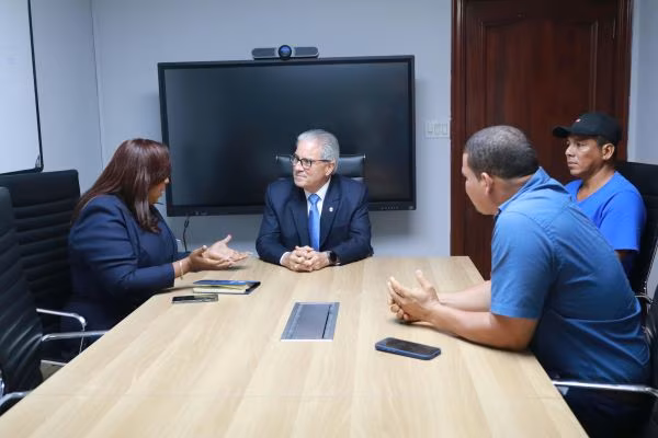 Buscan solución ante posible cierre de centro de salud en Colón.