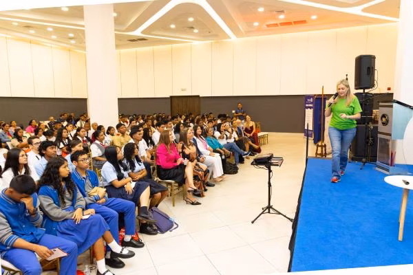 Jóvenes hablan de salud mental y bienestar emocional.