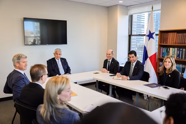 El presidente de la República de Panamá, José Raúl Mulino, incluyó en su agenda de trabajo en Nueva York una reunión con potenciales inversionistas que buscan concretar nuevas oportunidades en Panamá. Por esto, el mandatario panameño se reunió en fecha reciente con representantes de BlackStone, la firma gestora de activos más grande del mundo; y SSA Marine, filial del grupo Carrix, el mayor operador de terminales marítimas de Estados Unidos y América, que tiene en Panamá participación en el puerto de Mazanillo, Colón.