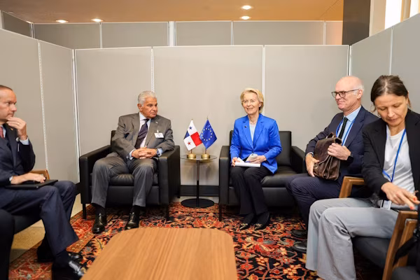 La presidenta de la Comisión Europea, Úrsula von der Leyen, sostuvo este martes, una reunión con el presidente José Raúl Mulino, a quien felicitó por los avances del Gobierno de Panamá para pasar al Anexo 2 de la lista fiscal de la Unión Europea, entre ellos la aprobación de la Ley de Sustancia Económica y su reglamentación. “Cada vez que nos vemos hay progreso”, manifestó Von der Leyen en su encuentro con Mulino en el marco de la Asamblea General de la Organización de Naciones Unidas (ONU) que se lleva a cabo en Nueva York.