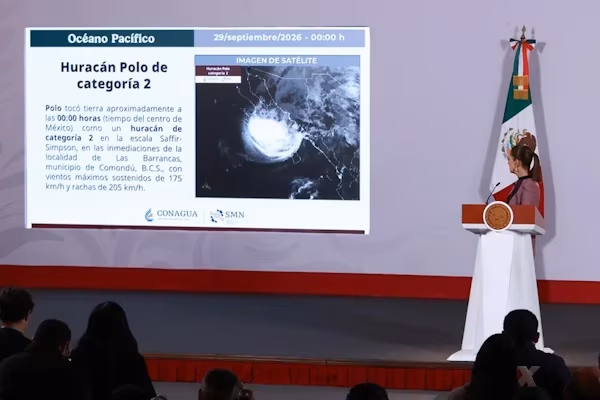 Ciudad de México (EFE).- El huracán Polo dejó saldo blanco a su paso por Baja California Sur, donde tocó tierra durante la madrugada de este martes como categoría 2, y ahora avanza hacia las costas de Sonora, en el noroeste de México, según informaron las autoridades. Durante la conferencia de prensa presidencial, la coordinadora nacional de Protección Civil, Laura Velázquez, informó que el ciclón impactó alrededor de la medianoche en las inmediaciones de Las Barrancas, en el municipio de Comondú, con vientos máximos sostenidos de 175 kilómetros por hora y rachas de 205 kilómetros por hora.