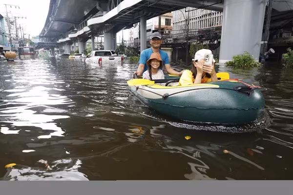 Bangkok (EFE).- El número de fallecidos en las inundaciones de Tailandia, que han afectado a una treintena de provincias, alcanza ya los 19, a medida que las fuertes y persistentes lluvias amainan en el centro del país y el nivel del agua comienza este martes a bajar en algunas zonas de Bangkok. En el último balance de daños, las autoridades indicaron que la mayoría de las víctimas mortales fallecieron debido a “caídas al agua, ahogamientos y descargas eléctricas” y situaron en cerca de dos millones la cifra de afectados por los aguaceros.
