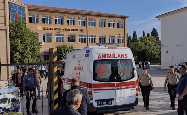 Estambul (EFE).- Once alumnos de secundaria resultaron heridos, dos de ellos graves, este martes en un tiroteo registrado ante un colegio en la provincia de Manisa, en el oeste de Turquía, cometido por un estudiante del centro. El suceso tuvo lugar sobre las 8.00 hora local (05.00 GMT) en las inmediaciones de un instituto de formación técnica del municipio de Turgutlu, cuando un alumno empezó a disparar contra otros estudiantes con un fusil de caza e hirió a once de ellos con los perdigones.