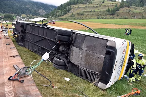 Ginebra (EFE).- Al menos cuatro personas murieron y 40 resultaron heridas, tres de ellas de gravedad, al accidentarse un autobús que transportaba turistas neerlandeses en los Alpes suizos, informó este viernes la policía del cantón de Grisones (sureste), donde ocurrió el siniestro.