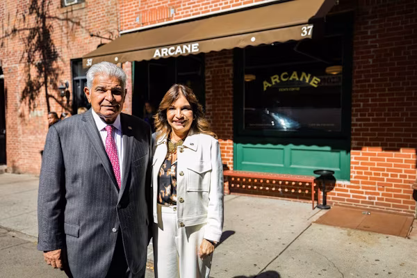 -El presidente Mulino y la primera dama ponen en marcha un programa de cooperación y alianza con Arcane Estate Coffee, una de las tiendas de café más reconocidas de esta ciudad estadounidense, dedicada a comercializar café netamente panameño.- Café Presidente, una iniciativa de resocialización promovida por el Despacho de la Primera Dama, Maricel Cohen de Mulino, y el presidente de la República de Panamá, José Raúl Mulino, se abrió paso en el exclusivo sector de West Village, en Manhattan, Nueva York.