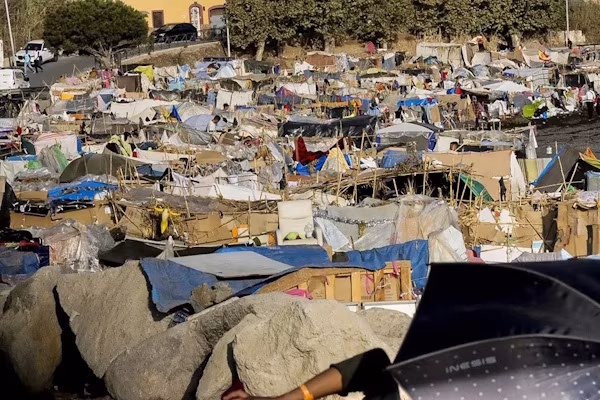 Ceuta (EFE).- La Policía Nacional ha detenido a tres migrantes, todos ellos marroquíes, por haber ocupado ilegalmente tres viviendas en distintas zonas de Ceuta, por lo que permanecen a la espera de pasar a disposición judicial. Según han informado a EFE fuentes policiales, los arrestos se han producido en las últimas horas gracias a la colaboración ciudadana de los vecinos que alertaron a los agentes sobre estas intrusiones en diferentes casas.