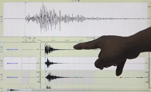 Bogotá (EFE).- Colombia volvió a registrar este miércoles un enjambre sísmico con cinco temblores en menos de una hora en el departamento del Chocó (oeste), donde ayer hubo tres sismos que reavivaron el recuerdo del terremoto del pasado 10 de agosto, que dejó 335 fallecidos. El Servicio Geológico Colombiano (SGC) informó que los movimientos se registraron entre las 15:12 y las 16:05 hora local (20:12 y 21:05 GMT).