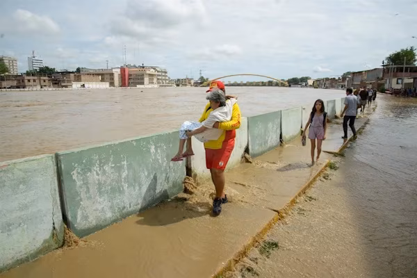 Lima (EFE).- El Gobierno de Perú declaró en estado de emergencia a 893 distritos de 23 regiones, de las 25 en total, debido al peligro inminente de intensas lluvias por el fenómeno climático de El Niño, que ha recibido un pronóstico de “extraordinario” hasta inicios de 2027, de acuerdo con un decreto supremo publicado este martes en el diario oficial El Peruano.