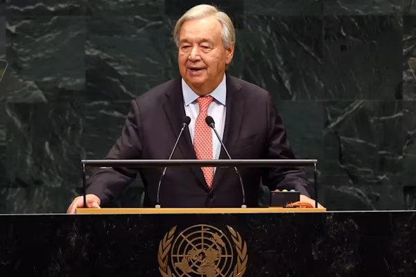 Naciones Unidas (EFE).- El secretario general de la ONU, António Guterres, alertó este martes del riesgo de que se produzca una “gran fractura” global y el mundo se divida en dos bloques enfrentados con sistemas económicos, tecnológicos y de seguridad independientes, e instó a las potencias a evitar los enfrentamientos y apostar por la cooperación. En su discurso de apertura de la Asamblea General de la ONU, lamentó que las fracturas de los países enemistados se estén ensanchando y amenacen con convertirse en “un abismo”.