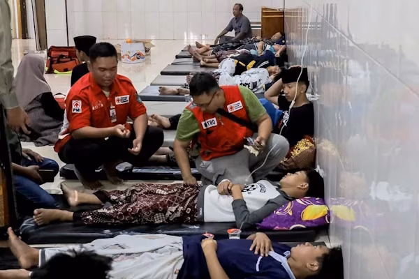 Yakarta (EFE).- Más de medio millar de niños han tenido que ser hospitalizados en Indonesia después que se registrara un nuevo brote de intoxicaciones alimentarias en un internado que se acogía al controvertido programa de comidas escolares gratuitas del presidente Prabowo Subianto, lanzado en enero del año pasado. El subdirector de seguimiento y evaluación de la Agencia Nacional de Nutrición indonesia, Ketut Sumedana, explicó este miércoles en una videodeclaración que un total de 512 estudiantes resultaron afectados por el brote o estuvieron expuestos a la comida que lo causó.