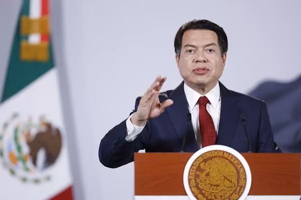 Ciudad de México (EFE).- El Gobierno de México anunció este lunes un acuerdo nacional para restringir el uso de teléfonos celulares y otras pantallas en las escuelas primarias y secundarias del país a partir del próximo 3 de noviembre, tras obtener el respaldo unánime de las autoridades educativas de los 32 estados. “El resumen es (en) primaria y secundaria no se pueden utilizar”, afirmó el secretario de Educación Pública, Mario Delgado, durante la conferencia matutina de la presidenta Claudia Sheinbaum.