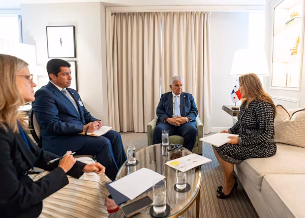 El presidente de la República de Panamá, José Raúl Mulino, sostuvo este miércoles, en Nueva York un encuentro con Marisol Argueta de Barillas, directora para América Latina y miembro del Comité Ejecutivo del Foro Económico Mundial, durante el cual resaltaron el potencial energético y logístico de Panamá, así como las oportunidades de inversión para el país. Debido a estas ventajas estratégicas, se ratificó que, Panamá será sede, a finales de octubre de 2026, del Country Strategy Meeting Panama. Este evento de alto nivel del Foro Económico Mundial convocará a líderes y altos ejecutivos globales a fin de explorar cómo posicionar al país como un centro de energía diversificada, innovación y logística resiliente.