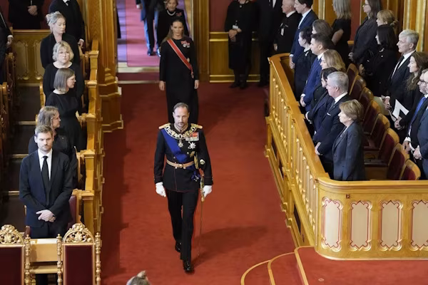 Copenhague (EFE).- El rey Haakon VIII de Noruega realizó este martes ante el Storting, el Parlmento noruego, el juramento constitucional que marca el comienzo de su reinado, cuatro días después de la muerte de su padre, Harald V, a los 89 años.