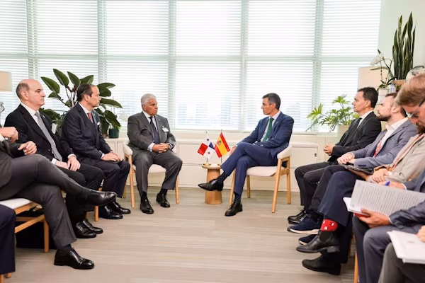 El presidente de la República de Panamá, José Raúl Mulino, y su homólogo de España, Pedro Sánchez, sostuvieron este martes, un encuentro bilateral en el cual conversaron respecto a la estrecha cooperación entre ambas naciones, la integración de los países iberoamericanos, el potencial logístico panameño y los proyectos que desarrolla el Canal de Panamá, entre ellos dos nuevos puertos y el reservorio de Río Indio. Este encuentro tuvo lugar en el ámbito de la Asamblea General de la Organización de Naciones Unidas (ONU) en Nueva York.