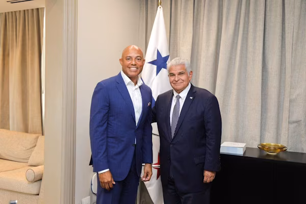 El presidente de la República de Panamá, José Raúl Mulino, recibió en su despacho este miércoles 2 de septiembre, al exbeisbolista Mariano Rivera, ex cerrador de los Yanquis de Nueva York y miembro del Salón de la Fama de las Grandes Ligas. Durante el transcurso de este encuentro entre el mandatario y el histórico lanzador, se repasaron temas de importancia para el país, entre estos, la promoción de inversiones a fin de generar nuevas plazas de empleo.