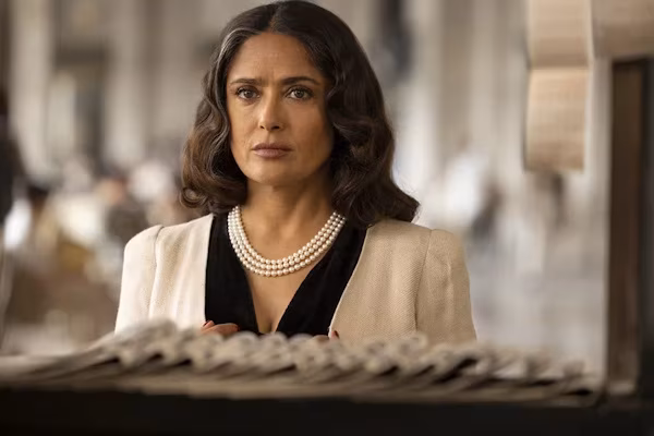 Nueva York (EFE).- La actriz mexicana Salma Hayek espera que su nueva película, ‘Without Blood’, un drama bélico dirigido por Angelina Jolie, invite a reflexionar sobre la pérdida de la diplomacia en un presente marcado por las guerras. “Ojalá la película motive a la gente a pensar en la diplomacia, que se está perdiendo, y en tratar de resolver verdaderamente conflictos y no nada más hacerse publicidad a ver quién tiene la razón”, expresa Hayek durante una entrevista virtual con EFE.