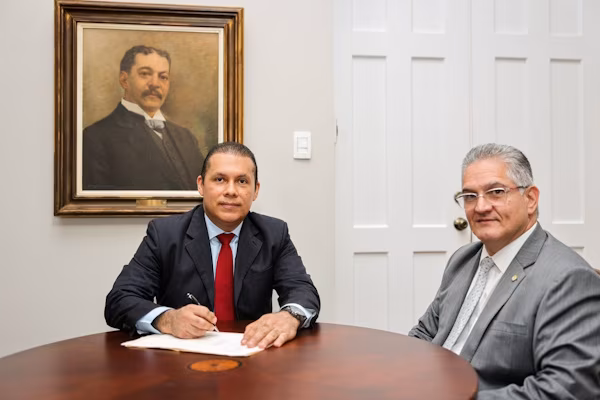 El presidente de la República de Panamá, José Raúl Mulino, ha designado a William Rafael González como nuevo viceministro administrativo del Ministerio de Educación (MEDUCA). El licenciado William González tomó posesión del cargo este miércoles 16 de septiembre, teniendo como sede el Palacio de las Garzas, ante la presencia del ministro de la Presidencia, Juan Carlos Orillac, y contando como testigos al ministro de Educación, Ventura Vega y al contralor general de la República, Anel Flores.