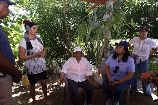 Con el propósito de fortalecer las operaciones aduaneras y garantizar la facilitación del comercio en la región, la directora general de la Autoridad Nacional de Aduanas de Panamá (ANA), Soraya Valdivieso, efectuó este fin de semana una gira de trabajo por diferentes puntos de Azuero con la intención de monitorear y coordinar acciones orientadas al control, vigilancia y seguimiento de las mercancías que transitan por esta importante zona del país. Durante el transcurso de este recorrido, la directora general estuvo acompañada por los subdirectores de Aduanas, Carmen Tapia y Reynaldo Bello, junto al equipo de la Administración Regional de Aduanas de la Zona Central y Azuero, con quienes evaluó aspectos operativos y de gestión para seguir fortaleciendo las funciones de la institución en beneficio del comercio seguro y ordenado.
