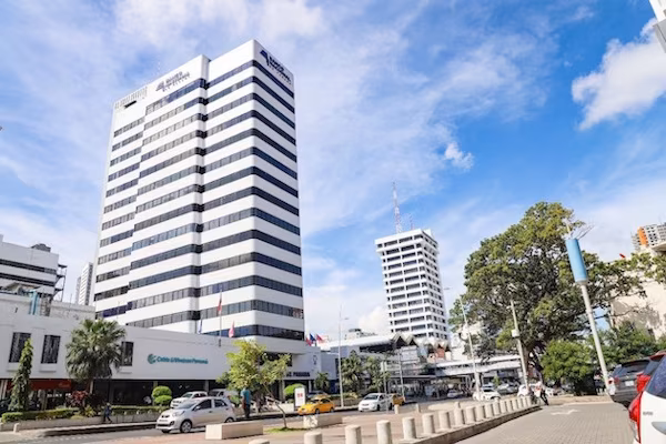 El Consejo de Gabinete de Panamá aprobó la Resolución 134-26, que dio visto bueno a la contratación, mediante procedimiento excepcional, entre el Banco Nacional de Panamá (BNP) y la empresa Inversiones Market Plaza, S.A., para la compraventa de diez fincas que forman parte de edificio P.H. Market Plaza, Costa Verde, distrito de La Chorrera, provincia de Panamá Oeste. Esta resolución detalla que, para el cumplimiento de sus objetivos y atender las necesidades de crecimiento y atención al cliente, BNP requiere ampliar los actuales espacios físicos con que cuenta, con la finalidad de mantener su competitividad en el mercado bancario. Esto también ayudará a mejorar la calidad de vida de un importante número de sus colaboradores que hoy pierden muchas horas trasladándose a la ciudad capital cada día de trabajo. Añade que, para conseguir estas metas, en el año 2026 Inversiones Market Plaza, S.A. ofreció en venta al BNP las diez fincas que constituyen el edificio de PH Market Plaza, sobre la base de un precio de compraventa de B/.3,389,357.61.