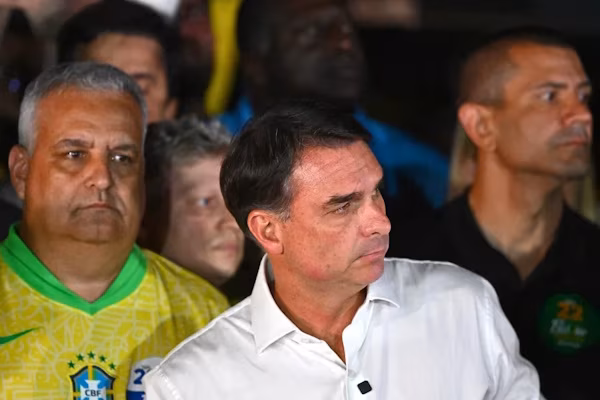 São Paulo (EFE).- El Partido Liberal (PL), fuerza política brasileña por la que se presentó el senador ultraderechista Flávio Bolsonaro, reconoció este lunes los resultados de los comicios presidenciales que acabaron con la reelección del mandatario Luiz Inácio Lula da Silva. A través de una carta divulgada en sus redes sociales, el presidente del espacio político, Valdemar Costa Neto, afirmó, sin nombrar a Lula, que el PL “reconoce el resultado proclamado por el Tribunal Superior Electoral”.