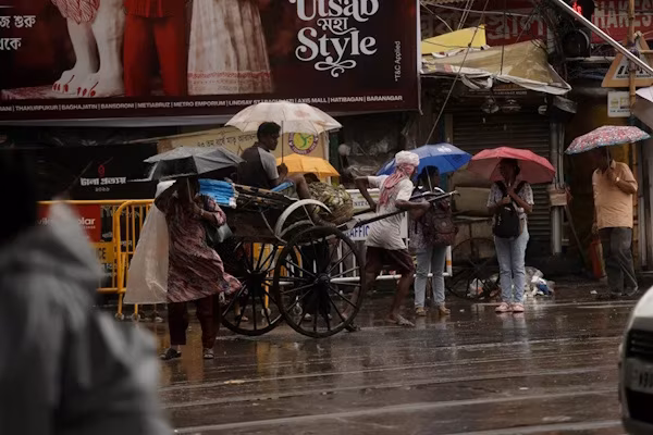 Nueva Delhi (EFE).- Al menos tres personas han muerto tras el impacto del ciclón Arnab, que tocó tierra este miércoles en la costa oriental de la India con ráfagas de viento de hasta 150 kilómetros por hora, provocando graves inundaciones y la evacuación preventiva de más de 180.000 personas.