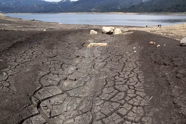 Bogotá (EFE).- Colombia confirmó oficialmente la llegada del fenómeno de El Niño, que podría prolongarse hasta mediados de 2027 y reducir las lluvias, especialmente en las regiones Andina, Pacífica y Caribe, por lo que el Gobierno anunció este jueves medidas para prevenir un apagón.