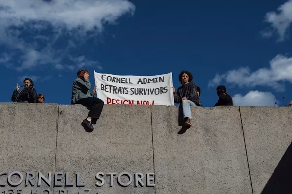 Nueva York (EFE).- Cientos de estudiantes de la Universidad de Cornell, en el estado de Nueva York, marcharon este lunes por el campus para exigir justicia para una exalumna que denunció haber sido drogada y violada en 2024 por siete miembros de una fraternidad, horas después de que desconocidos atacaran el edificio de la administración universitaria. “Sin justicia no hay paz”, “Queremos justicia ahora”, “Apoyamos a Jane Doe”, “Nos solidarizamos con los sobrevivientes” o “Vergüenza”, gritaban a medida que recorrían el prestigioso centro universitario.