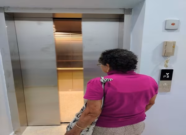 Adultos mayores, personas con discapacidad y usuarios con movilidad reducida cuentan ahora con mayores facilidades para acceder y desplazarse a los servicios ubicados en el primer piso de la Policlínica Dr. Carlos N. Brin de San Francisco, tras la inauguración y puesta en operación de un nuevo elevador. Este equipo tiene capacidad para trece (13) personas y soporta una carga de hasta 3,000 kilogramos, permitiendo así el traslado seguro entre la planta baja y el primer piso; además de facilitar el desplazamiento de pacientes y acompañantes que tienen dificultades para utilizar las escaleras.