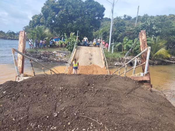 Personal técnico del Ministerio de Obras Públicas de Panamá (MOP) inspeccionó el puente vehicular que colapsó en la comunidad de José del Mar, corregimiento de Cacique, provincia de Colón, con la intención de evaluar los daños y documentar las condiciones de la estructura. Este incidente dejó incomunicadas a unas 50 viviendas y afectó de esta manera el acceso a una escuela primaria del sector. Este puente, de aproximadamente 18.50 metros de longitud y un solo carril, colapsó cuando un vehículo tipo volquete pasaba por el lugar. La losa y una de las vigas cedieron y cayeron al cauce del río. El conductor resultó ileso.