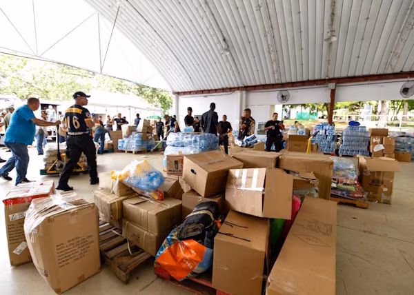 En una semana, 270 toneladas de enseres, comida, medicinas y artículos de primera necesidad han sido distribuidas por el Despacho de la Primera Dama de la República de Panamá, liderado por Maricel Cohen de Mulino. Esta ayuda social fue enviada a las familias de diferentes provincias afectadas por el sismo del viernes 9 de octubre, y las salidas de los camiones con apoyo humanitario se reportaron en actas para garantizar una mayor transparencia. El informe, muestra la distribución por provincia: Veraguas 27%, Los Santos 24%, Coclé 24%, Herrera 17%, Comarca Ngäbe Buglé 4% Chiriquí 3%, y otros 3%.