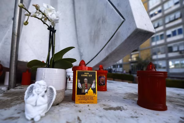 Ciudad del Vaticano (EFE).- El papa León XIV ha mantenido este viernes una conversación telefónica con el presidente de Rusia, Vladímir Putin, desde el hospital romano en el que está ingresado, para pedirle una tregua con Ucrania y ofrecerle diálogo. Durante la conversación, el pontífice estadounidense expresó su “profunda preocupación por la grave crisis humanitaria” en la ciudad ucraniana de Oleshky, en la región de Jersón, según informó la Santa Sede en un comunicado.