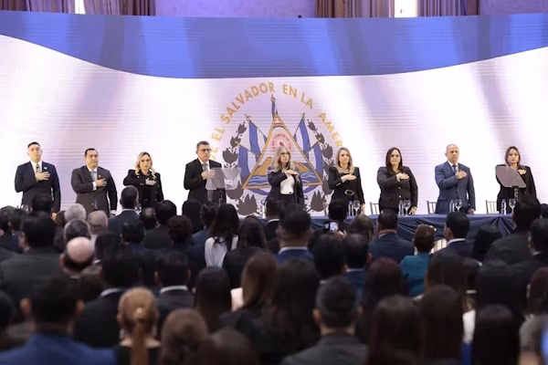 San Salvador (EFE).- El Tribunal Supremo Electoral (TSE) de El Salvador convocó este miércoles a las elecciones generales del 28 de febrero de 2027, en las que el presidente Nayib Bukele buscará un tercer mandato consecutivo tras la reforma constitucional aprobada en 2025, que habilitó la reelección presidencial inmediata y amplió de cinco a seis años el período de Gobierno.