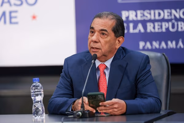 • La celebración de los desfiles de Colón dependerá del Gobernador de la provincia; en el resto del país, lo decidirán los gobiernos locales. El ministro de Educación de Panamá, Ventura Vega, anunció este martes que, en la ciudad capital, los desfiles patrios del 3 y 4 de noviembre se llevarán a cabo en las dos rutas tradicionales: Ruta 1 (Casco Antiguo / Presidencia) y Ruta 2 (Vía España), guardando solidaridad con las personas afectadas por el pasado terremoto que se sintió con mayor intensidad en las provincias de Los Santos, Herrera, Veraguas y Coclé. Para el resto del país, la decisión de realizar los desfiles patrios será tomada por los respectivos gobiernos locales, tomando en consideración que diversas zonas en las provincias centrales han sufrido distintos niveles de daños estructurales debido al terremoto del 9 de octubre de 2026, en tanto que, en Colón la decisión le corresponderá ser tomada al gobernador de la provincia.