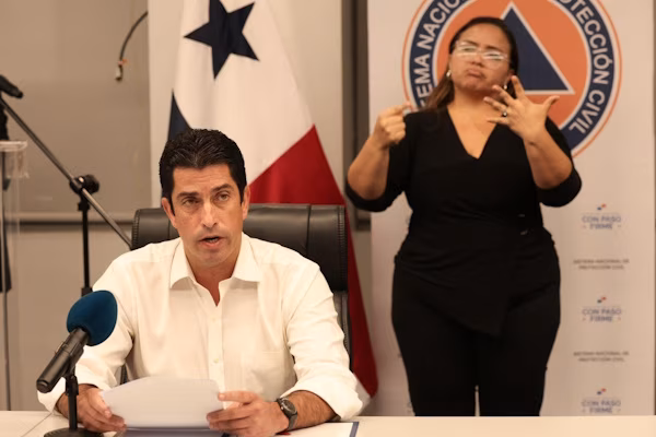 • Se inició la construcción de viviendas. De acuerdo con los últimos datos reportados por el equipo del Gobierno Nacional de Panamá, se han trasladado por vía aérea más de 144 toneladas de ayuda humanitaria y más de 321 toneladas por vía terrestre para las familias afectadas por el movimiento sísmico del viernes, como prioridad para que estos hogares puedan salir adelante, informó en reciente conferencia de prensa el ministro y secretario de Metas de la Presidencia, José Ramón Icaza. Icaza, detalló los avances de las acciones desarrolladas por medio del Centro de Operaciones de Emergencia para atender a las familias afectadas, entre ellas la reparación de las viviendas dañadas y el restablecimiento progresivo de los servicios y las condiciones de seguridad en las comunidades.
