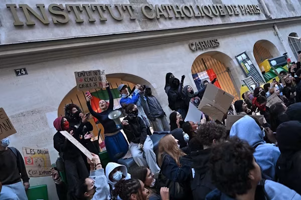 París (EFE).- Dos marchas estudiantiles comenzaron este jueves en París en una nueva jornada de protesta por parte de los alumnos de secundaria, que intentan presionar al Gobierno francés para conseguir mejores condiciones de estudio en un momento del alta tensión social y económica en Francia.