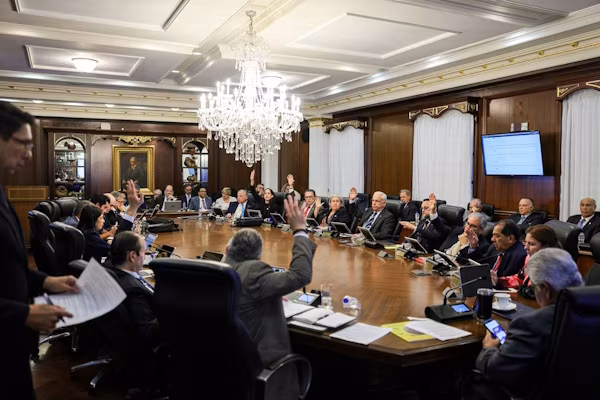 El Consejo de Gabinete de Panamá aprobó el proyecto de Resolución 142-26, el cual autoriza el proyecto de Presupuesto General del Estado modificado -manteniendo su monto global- de B/.35,111.75 millones y contempla un déficit fiscal en concordancia con los objetivos de consolidación fiscal, sostenibilidad de la deuda pública y cumplimiento de los límites establecidos en la Ley de Responsabilidad Social Fiscal. La resolución señala que, el proyecto contempla las recomendaciones de la Comisión de Presupuesto de la Asamblea Nacional, luego de realizado el análisis y las vistas presupuestarias correspondientes al proyecto de ley 644, con la participación de las instituciones del Gobierno Central, entidades descentralizadas, empresas públicas e intermediarios financieros, a fin de evaluar sus asignaciones y necesidades.
