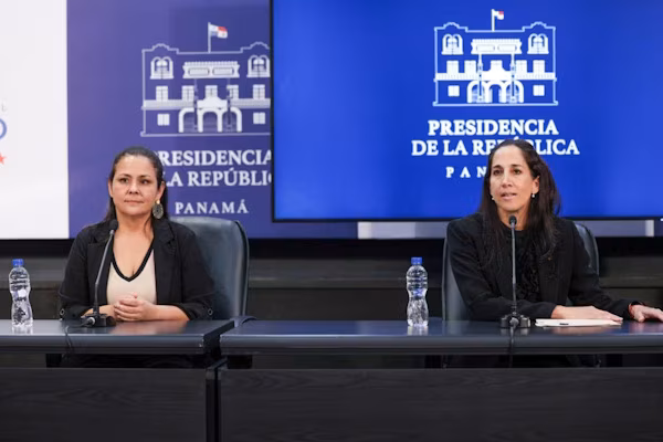 El Consejo de Gabinete de Panamá aprobó el proyecto de ley 40-26, cuyo objetivo es modernizar, unificar y fortalecer el marco jurídico de la industria cinematográfica y audiovisual nacional. La iniciativa deroga la Ley 16 de 2012 y actualiza el régimen especial para dotarlo de mayor certeza jurídica, competitividad e instrumentos de fomento equiparables a los de países líderes de Iberoamérica. Se destaca que, la actual ley se elaboró en un momento en que el cine panameño era aún incipiente y, por ello, se basó en gran medida en modelos de derecho comparado más que en una experiencia local consolidada. Trece años después, con un poco más de 100 películas panameñas producidas, el gremio de la industria cinematográfica y audiovisual se encuentra más fortalecido y con un mayor aprendizaje sobre las particularidades de nuestro mercado.